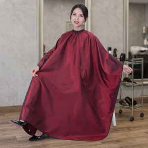 Cape de barbier unisexe en polyester rouge, imperméable, imprimée par sublimation, avec fonction mains libres et conception sans couture pour la détection des épingles - Product Image 3