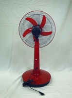 Ventilateur de table mécanique en plastique solaire 12V DC à économie d'énergie avec charge de la batterie Lumière LED à hauteur réglable et rechargeable