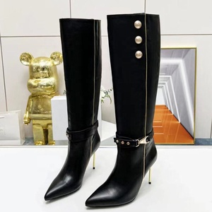 Botas de tacón de aguja de lujo personalizadas para mujer, de gamuza, con punta, hasta la rodilla, de cuero, con hebillas decorativas, botines largos, tacones finos de metal. - Product Image 1
