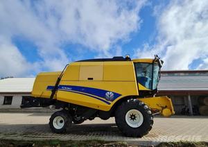 Moissonneuse-batteuse TC5060 d'occasion à bas prix, 175 CV, réservoir de grain de 5200 L, pour la récolte du thé/du maïs/des pommes de terre, avec moteur et boîte de vitesses, pour usage agricole - Product Image 4