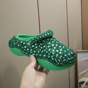Chaussons pour femmes de haute qualité en gros, tendance, avec perles et fleurs incrustées de strass, semelles épaisses, fabriqués à la main en EVA, type sabots. - Product Image 3