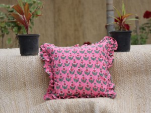 Housse de coussin en lin imprimé floral noir, motif foncé, esthétique, botanique, artisanale, style campagnard - Product Image 2