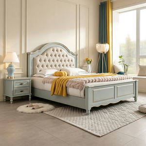 Lit plateforme en bois massif avec finition dorée haut de gamme, tête de lit capitonnée à boutons incurvés pour chambre principale de style farmhouse - Product Image 1