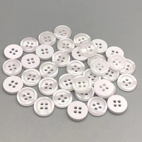 Botón nacarado de resina de tamaño personalizado Botón de camisa blanca de 4 agujeros para prendas de vestir