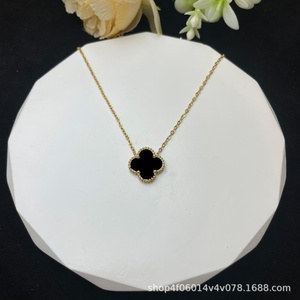 Collana da donna in rame con quadrifoglio in resina, stile sportivo, lusso discreto, catena in bambù, ciondolo colorato, di tendenza e di nicchia - Product Image 3