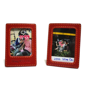 Cadres photo en cuir personnalisés, parfaits pour les meilleurs amis et les couples, cadres photo créatifs rétro rouges. - Product Image 1