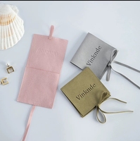 Pochette à bijoux carrée en daim avec rabat, logo imprimé personnalisé, ruban à nouer, petit sac de rangement pour accessoires