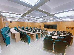 Современное высококачественное эргономичное складное коммерческое кресло для аудиторий HOZE HS-1223C-2 с удобным сиденьем из высокоплотного пенополиуретана и алюминиевым каркасом - Product Image 5