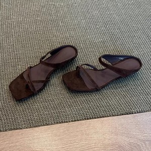 Nouvelles sandales à bout carré et croisé pour femmes, style rétro, à talon compensé, pour le commerce extérieur, vente en gros, en stock - Product Image 1