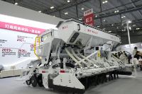 Semoir multifonctionnel à herse rotative avec boîte de vitesses pour la préparation du sol et la semence en bande