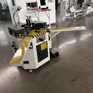 Machine <span class=keywords><strong>de</strong></span> formage d'angles hydraulique robuste pour portes et fenêtres en aluminium avec positionnement et levage - Product Image 2