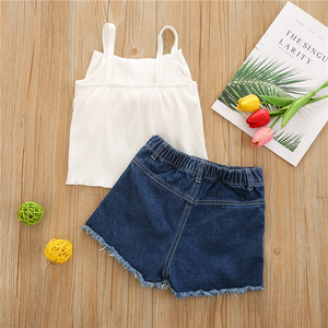Vêtements de boutique pour enfants en gros : Ensembles deux pièces pour petites filles, comprenant un haut blanc à bretelles avec grand nœud et un short en jean - Product Image 3