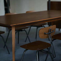Ensemble de meubles de restaurant rétro industriels modernes, table à manger en bois massif, chaises de cantine vintage, collection de sièges pour café et bistrot