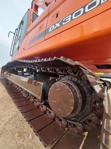 Excavadora Doosan DX300LCA de 30 Toneladas, Usada, con Cucharón Hidráulico para Operaciones en Obras de Construcción - Product Image 2