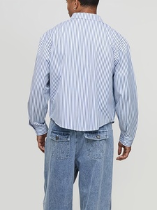 Magliette Casual da <span class=keywords><strong>Uomo</strong></span> Personalizzate in Maglia <span class=keywords><strong>a</strong></span> Maniche Lunghe Oversize con Tasche Applicate <span class=keywords><strong>e</strong></span> Bottoni, <span class=keywords><strong>a</strong></span> <span class=keywords><strong>Righe</strong></span> Verticali <span class=keywords><strong>Blu</strong></span> <span class=keywords><strong>e</strong></span> Bianche, Modello Corto, per l'Autunno - Product Image 2
