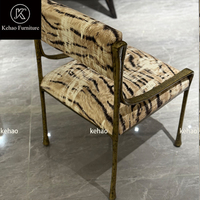 Fauteuil de salle à manger de luxe rembourré à rayures tigrées avec structure en métal bronze antique martelé pour salle à manger de villa
