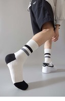 Konlee mode hommes personnalisé équipage chaussettes confortable conception personnalisée propre Logo en gros noir et blanc couleur coton chaussette