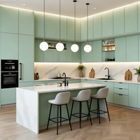 Kabinet Dapur Bentuk L Modern Natural Luxury Custom Dua Warna Oak Terang dan Beige dengan Pulau Dapur dan Nook LED Terbuka
