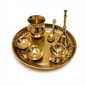 Ensemble de thali en laiton pour la puja avec plateau et cuillère pour les activités religieuses, design circulaire, matériau durable - Product Image 1
