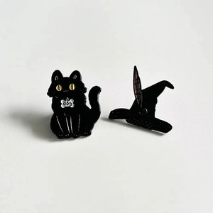 Hersteller von Modeaccessoires, individuelles schwarzes Nickel-Emaille-Abzeichen mit Katzen-Hexenhut-Motiv und Logo - Product Image 2