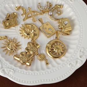 Iconos Retro Atemporales |   Dijes de Acero Inoxidable con Baño de Oro PVD de 18K |   Colgantes de Cámara, Arco y Flecha, y Control de Videojuegos con Diseño de Sol y Luna - Product Image 3