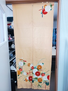 Rideau de porte complet en tissu kimono japonais fait main RAPYUTA Noren, qualité prestigieuse, unique en son genre, motif floral, recyclé - Product Image 2