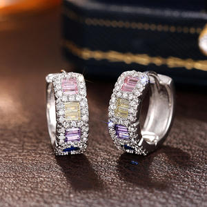 Pendientes de Aro Coloridos E3126 con Cristales de Corte Esmeralda y Engaste de Diamantes de Imitación, Joyería de Moda para Mujer, Geométricos, de Aleación, para Fiesta - Product Image 3