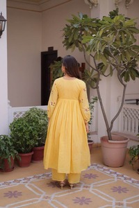 Conjunto de Kurti Anarkali de algodón cómodo de la mejor calidad con cuello en V, bordado, mangas largas y pantalón con cintura ajustable. - Product Image 3