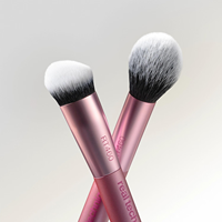 Pinceau de maquillage 1327 Real Technique à poils synthétiques vegan pour surligneur, détails et contour, adapté aux formules liquides, crèmes et poudres