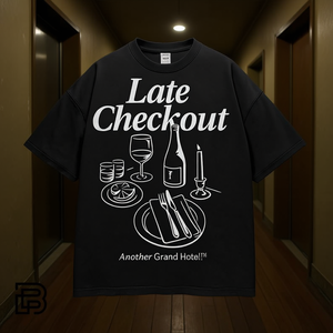 T-shirt Grafica Oversize Nera Lavata Stile Streetwear Minimalista per Uomo Donna con Design Vintage Hotel - Ideale per il Check-out Tardivo - Product Image 3