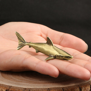 Ornamenti in ottone massiccio a forma di pesce e squalo, in stile retrò anticato, con motivi di vita marina e intagli in bronzo. - Product Image 4