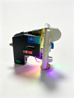 Accepteur de pièces de monnaie avec coque métallique et éclairage ambiant RGB, facile à installer et à démonter pour une maintenance pratique