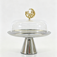 Support à gâteau élégant et écologique en acier inoxydable de luxe avec couvercle en acrylique transparent et bouton sculpté doré pour la présentation de desserts