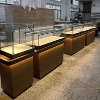 Vitrine de présentation de vêtements de luxe personnalisée moderne