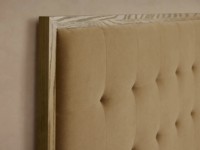 Cadre de lit en bois massif de luxe moderne, lit à panneaux capitonnés Darien de designer pour ensembles de chambres parentales, pièce de mobilier d'hôtel de luxe