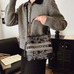 Sac seau tendance pour femmes, modèle 2025. Design à motifs géométriques. Peut être utilisé comme sac à main ou sac bandoulière. 8026 - Product Image 4