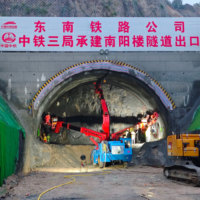 Foreuse de tunnel 4x4 avancée avec module intégré de scellement des arches et de forage d'ancrages rocheux pour les applications d'ingénierie routière