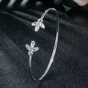 Rakol BP2190 Brazalete de plata Cobre Forma de hoja Zircon Pulsera simple para mujer - Product Image 2