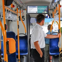 Moniteur de bus intelligent TFT LCD à rabat suspendu de taille personnalisée écran à barre tendue système d'information sur l'itinéraire des passagers affichage publicitaire