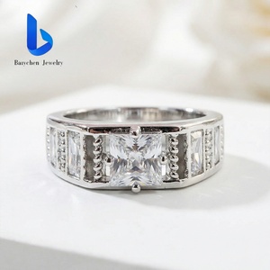 טבעת אירוסין לגבר יוקרתית מזהב מלא 18 קראט AU750 עם יהלום מעבדה VVS בחיתוך פרינסס, 4 ציפורניים, תכשיטים יוקרתיים בהתאמה אישית וסיטונאי - Product Image 3