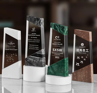 Trophée géométrique moderne en marbre avec base en pierre de marbre naturel pour la reconnaissance d'entreprise et les cérémonies de luxe – Trophée en cristal