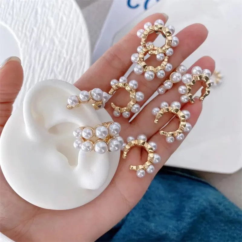 Minimalist ische Mode Großhandel Perle Ohr clips 24 Karat Gold Weiß Perle Manschette Clips Ohrringe für Frauen Modeschmuck