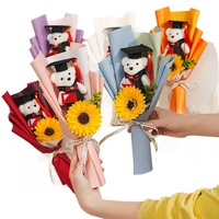 Cadeau de remise de diplôme fait main : Bouquet de fleurs de savon et de tournesols avec ours en peluche et chapeau de docteur, un souvenir charmant pour la Saint-Valentin des étudiants modernes