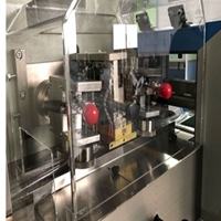 Machine de remplissage et de bouchage automatique de sachets Doypack à pompe servo rotative de table pour jus, boissons et liquides avec bec verseur et fermeture éclair
