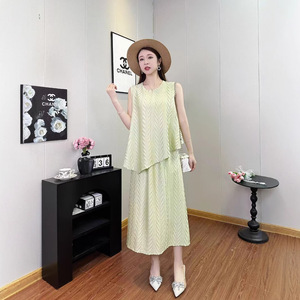 Prodotto Più Venduto dell'<span class=keywords><strong>Estate</strong></span>: Elegante Completo da Spiaggia a Due Pezzi <span class=keywords><strong>per</strong></span> Donna, Senza Maniche, Vestibilità Regolare, Stile Miyake Plissettato, Lunghezza alla Caviglia - Product Image 1