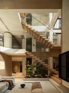 Villa de luxe à plusieurs étages de style méditerranéen espagnol colonial avec loggia cintrée et toit en terre cuite, service de rénovation et de conception - Product Image 3