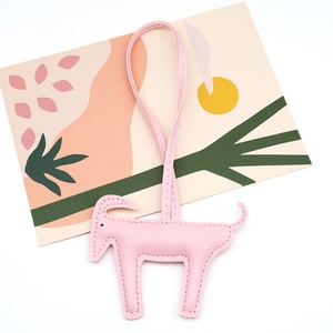 Nouveau Pendentif Sac à Dos Mignon en Forme de Chèvre, Créatif en PU, Breloque de Sac en Forme de Petite Chèvre, Décoration de Sac en Forme de Petite Chèvre de Dessin Animé - Product Image 6