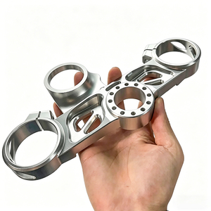Parti per Moto in Acciaio Inossidabile Lavorate a CNC su Misura, Morsetto Superiore di Precisione Tipo Forato - Officina di Produzione - Product Image 5