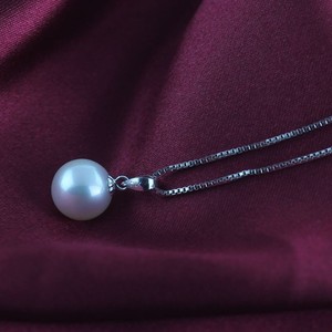 Colgante Minimalista de Oro de 18K con Perla Redonda de Agua Dulce de 9-10mm, Calidad AAAA, en un Collar de Plata - Product Image 3