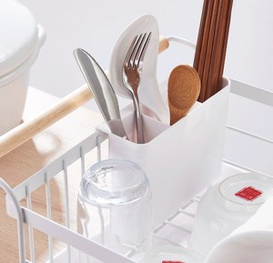 <span class=keywords><strong>Escurridor</strong></span> de Platos Japonés de Metal <span class=keywords><strong>Blanco</strong></span> con Bandeja de Drenaje Integrada, Portavasos <span class=keywords><strong>y</strong></span> Asas de <span class=keywords><strong>Madera</strong></span> para Organizar la Encimera de la Cocina - Product Image 5